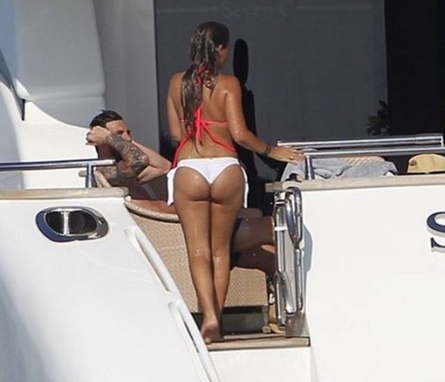 12936435_antonella-roccuzzo-ibiza-14.jpg