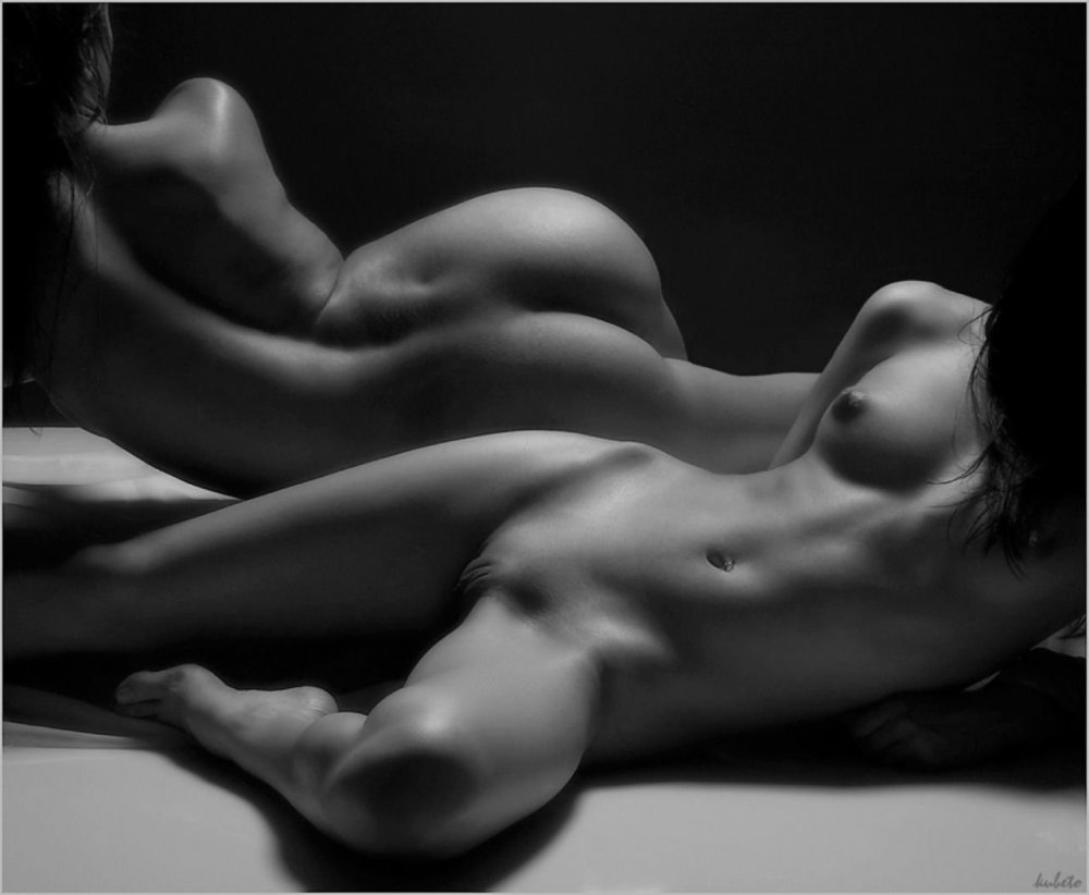 1633794830_49-boomba-club-p-erotic-black-and-white-erotika-51.jpg