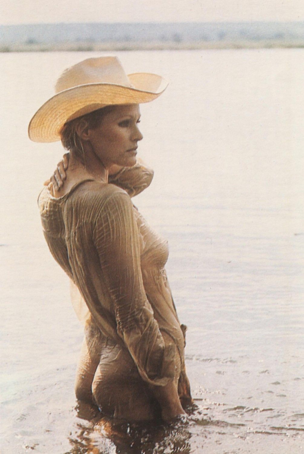 48504_Ursula_Andress_12_123_245lo[1].jpg
