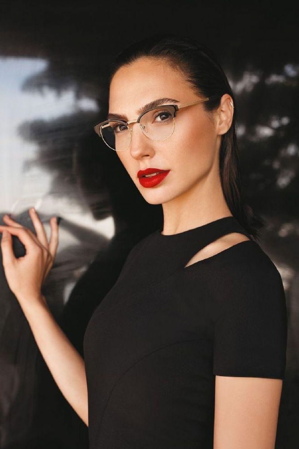53644040_53562681_gal-gadot-cool-ray-collection-2017-1.jpg