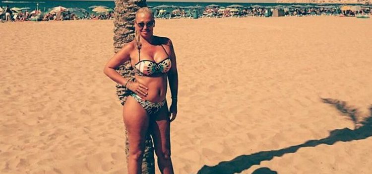 96330_belen-esteban-posa-bikini-palmera-playa_m.jpg