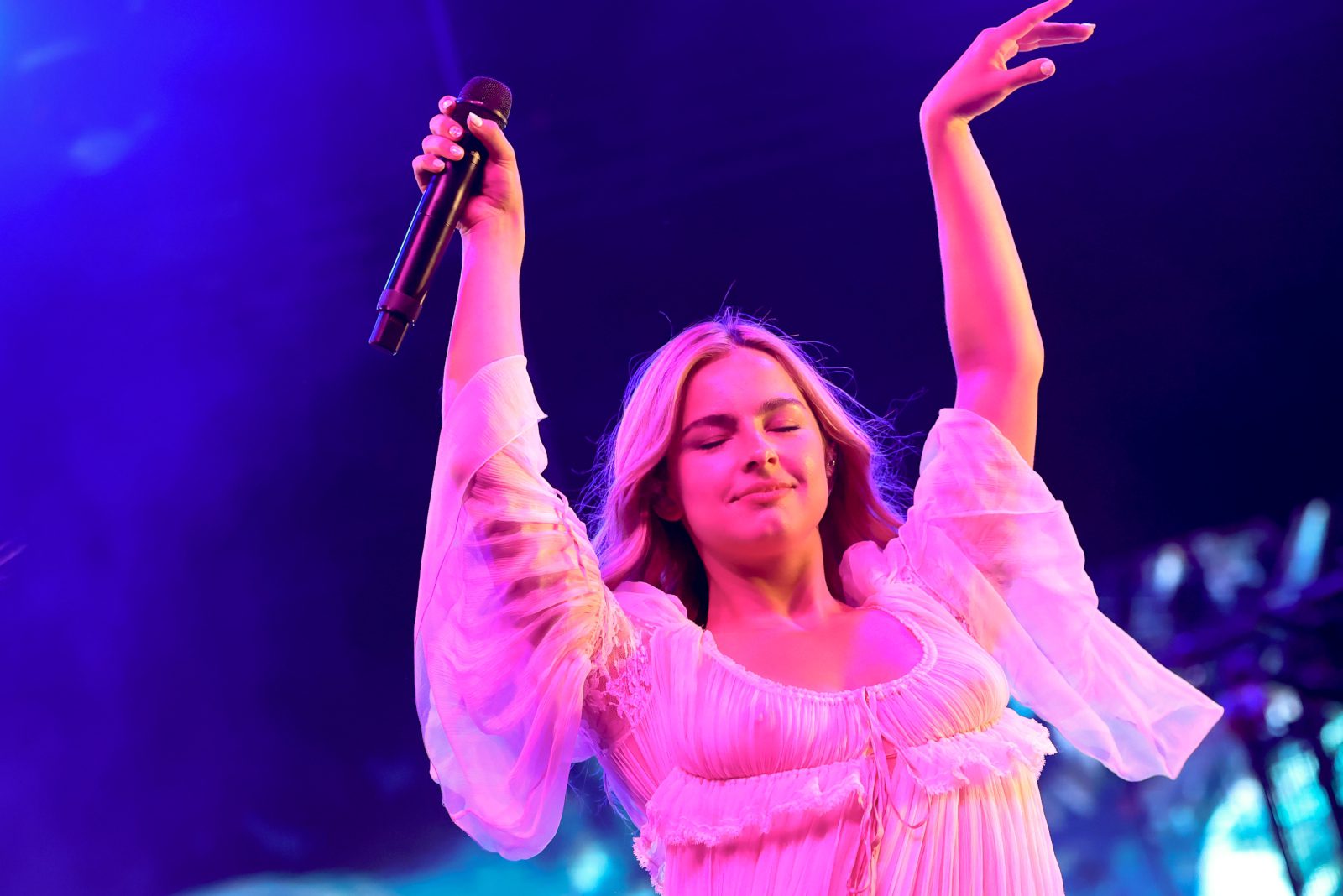 addison-rae-braless-coachella-nipples-visible.jpg
