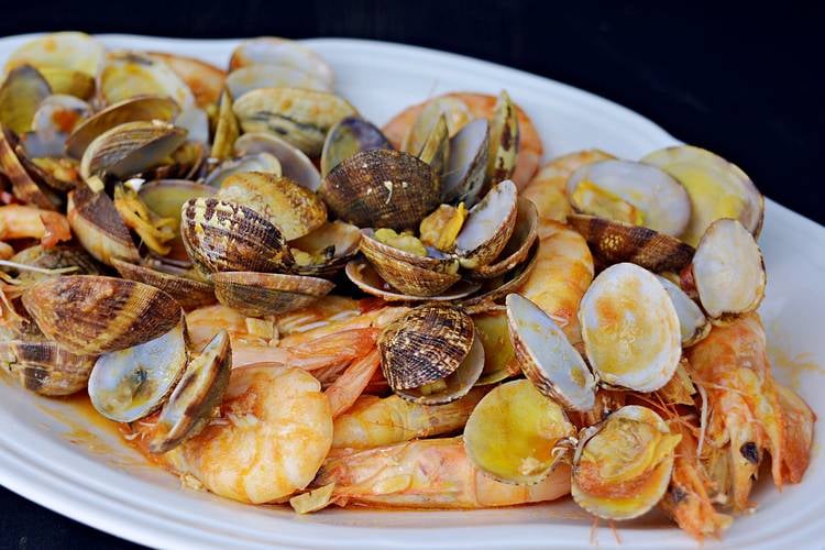 Almejas con langostinos y salsa picante.jpg
