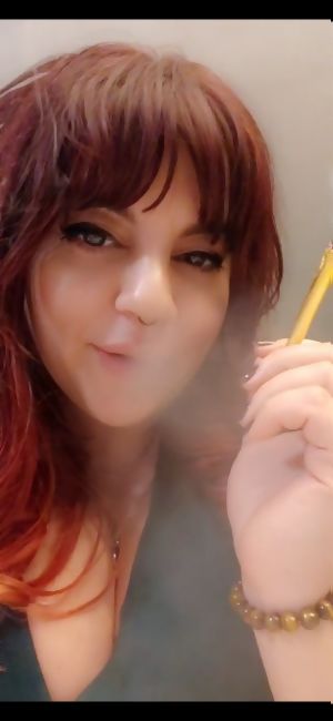 amateur-on-my-high-horse-smoking-a-24k-gold-jointy-it-tast-KHNJU6.jpg