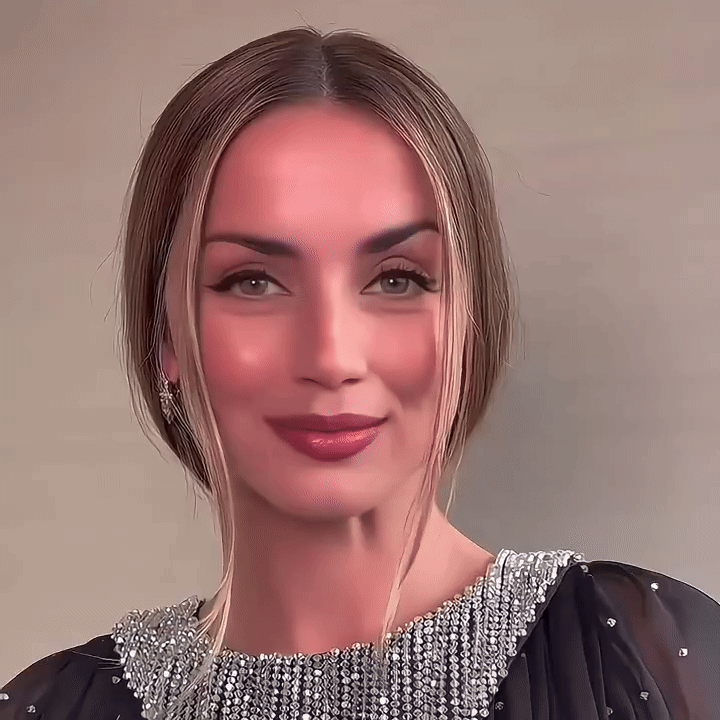 Ana_de_Armas_-_AirKiss.gif