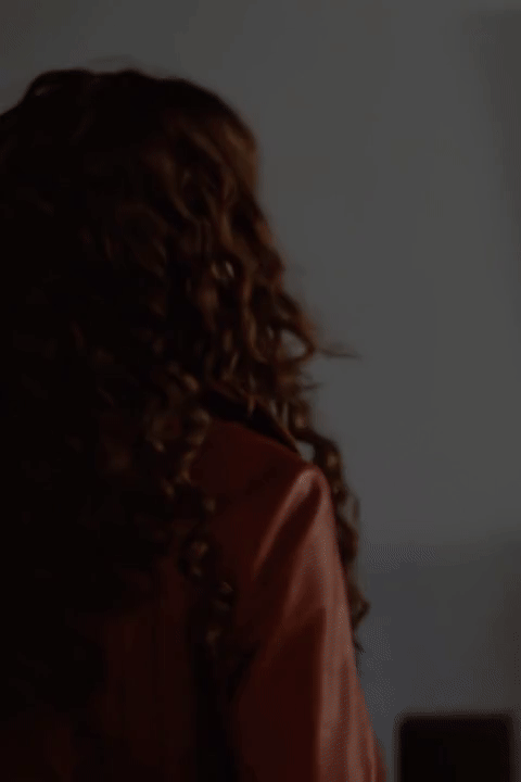 Anne_Hathaway_-_Showing_Wonderful_Breast.gif