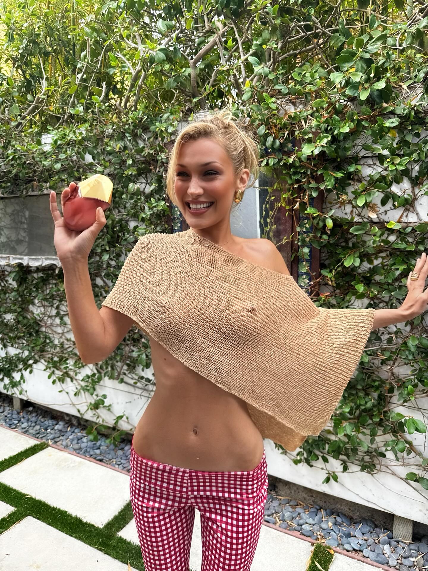 bellahadid_1755035095_3697824856389568056_16516077.jpg