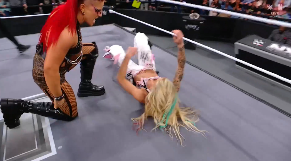 Captura WWE NxT Live 22426 sol ruca (1).png