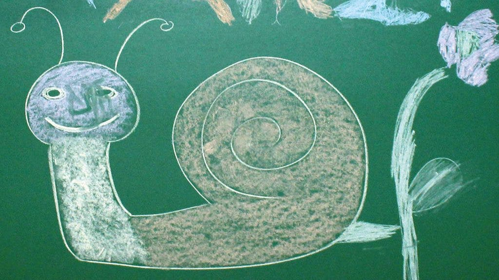 Caracol en la pizarra de la infancia.png