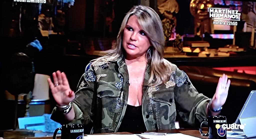 Carmen Porter con una chaqueta de camuflaje (3).jpg