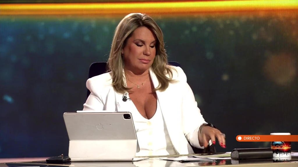 Carmen Porter en horizonte con chaqueta blanca y escotazo (1).jpg