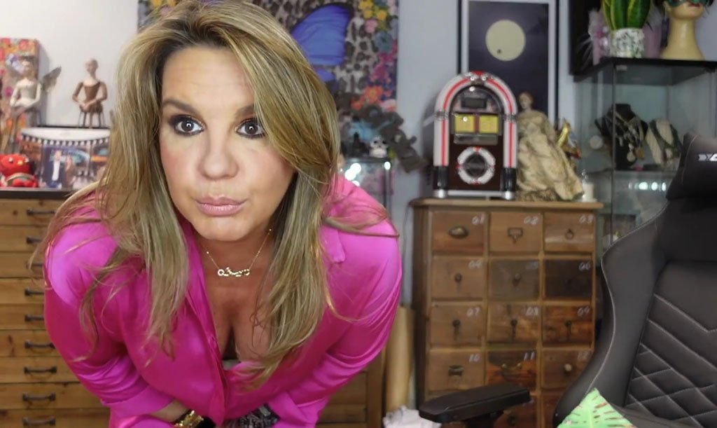 Carmen Porter en su canal de YouTube mostrando escote y piernas (2).jpg