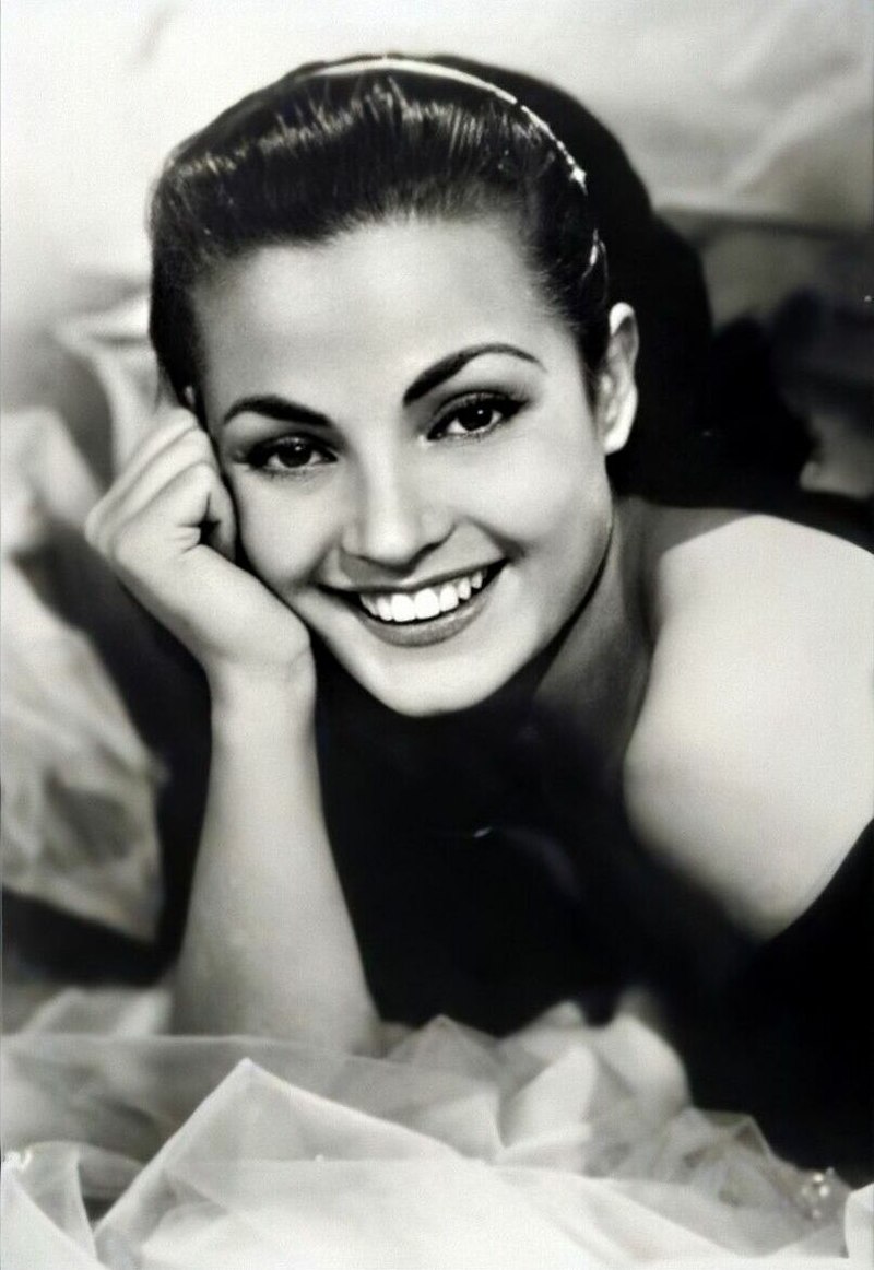 Carmen_Sevilla_in_a_postcard_photo,_circa_1955.jpg