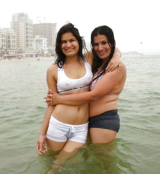 Chica en la playa desnuda (4).jpg