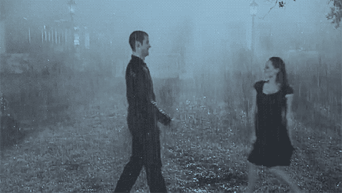 couple-romantic-kiss-under-rain-lyvy8gsyx1a246r4-3115466853.gif