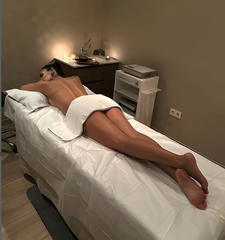 Cristina Pedroche desnuda preparada para un masaje.jpg