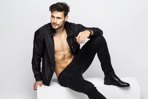 depositphotos_132540092-stock-photo-handsome-undressed-model.jpg