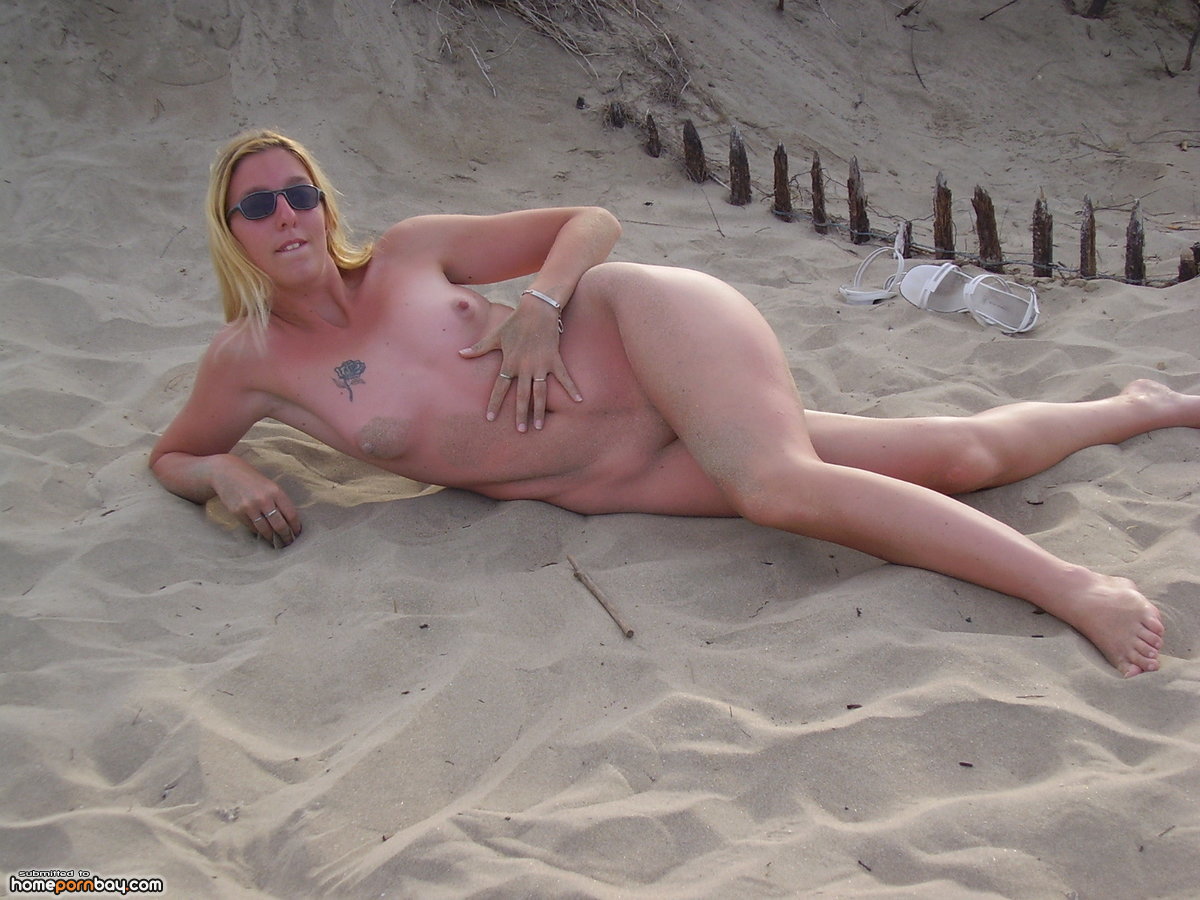 Desnuda en la playa (1).jpg