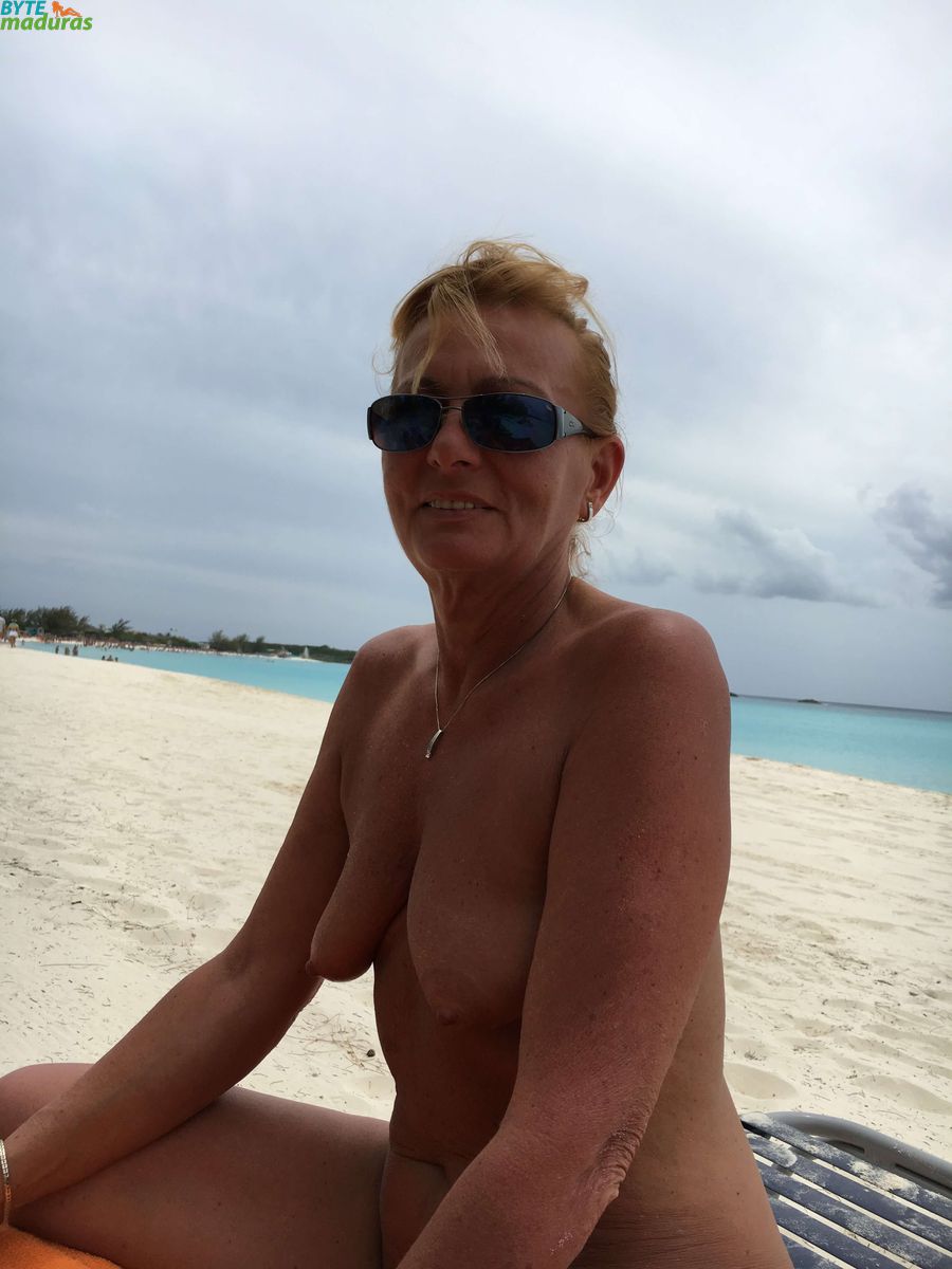 Desnuda en la playa (5).jpg