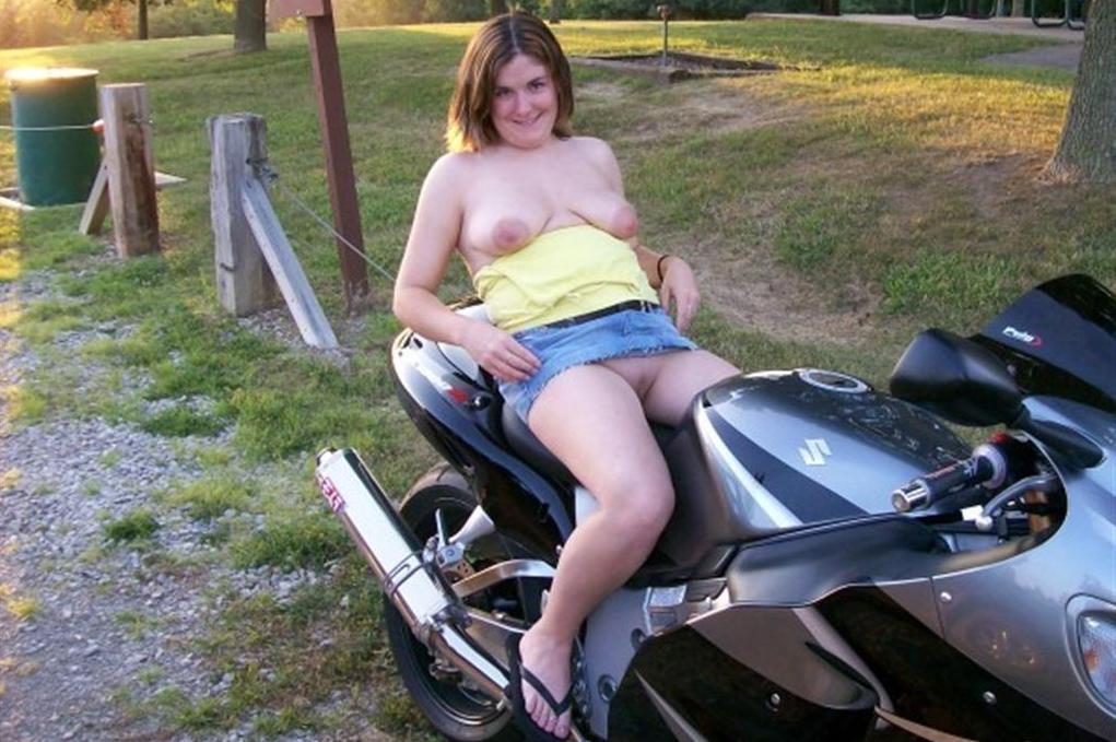 Desnuda en moto (8).jpg