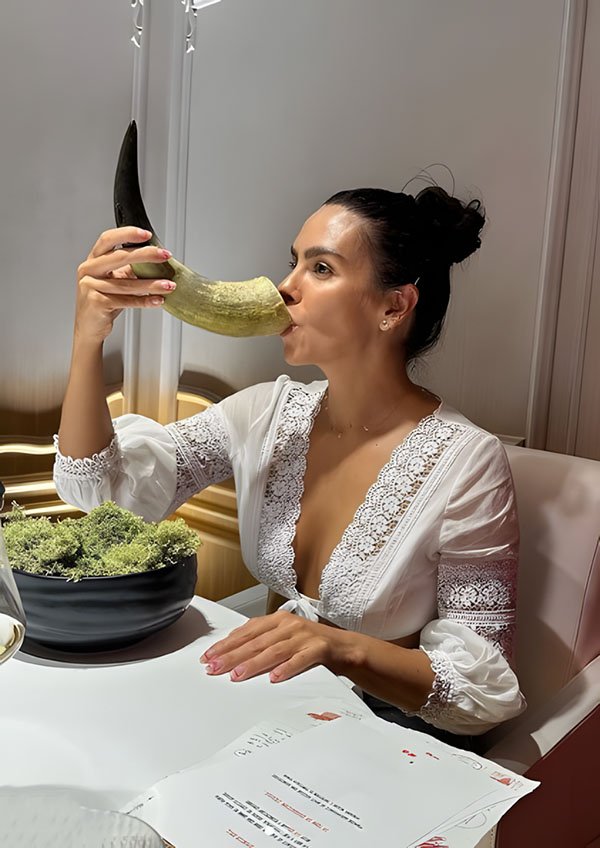 El escote de la Pedroche bebiendo de un cuerno.jpg