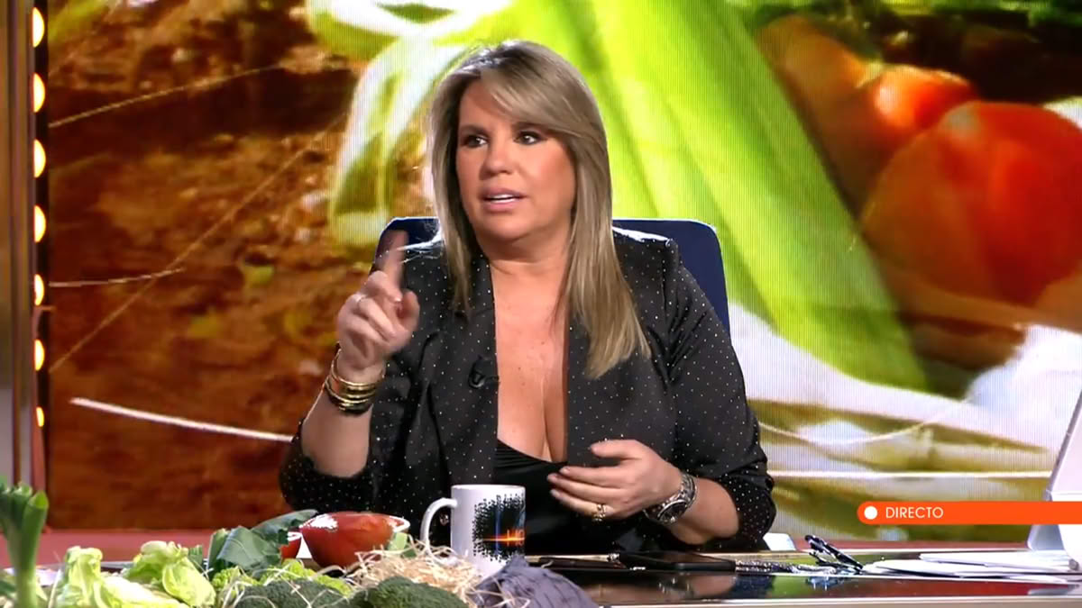 El escote y pechos de Carmen Porter con gafas 1.jpg