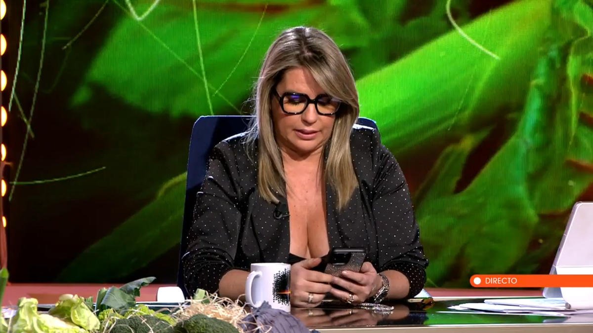 El escote y pechos de Carmen Porter con gafas 2.jpg