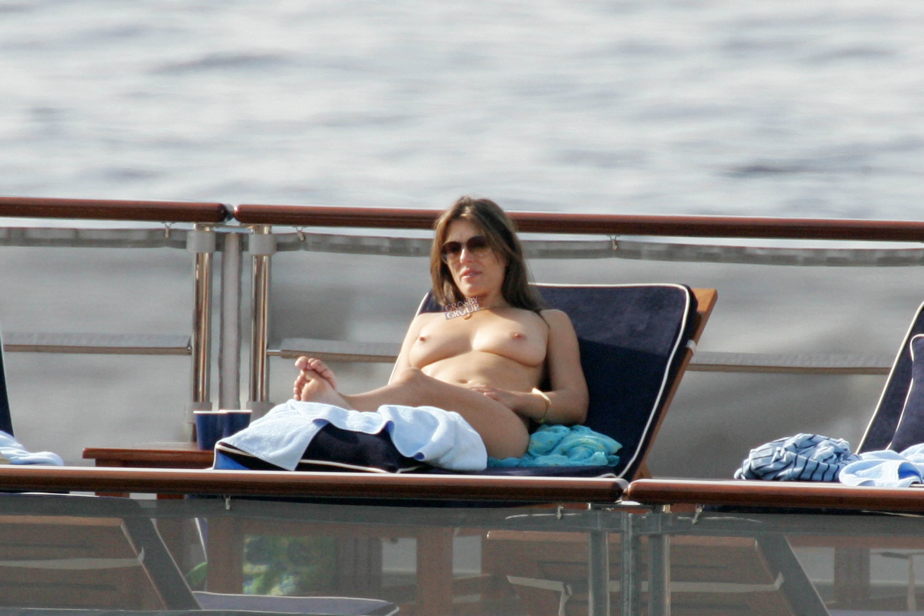 Elizabeth_Hurley_Topless_05.jpg