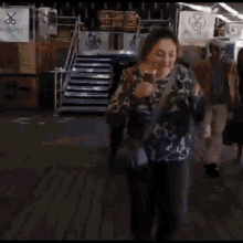 escritora-sabeonda-bailar.gif