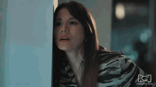 escuchar-tras-las-puertas-marcia (1).gif