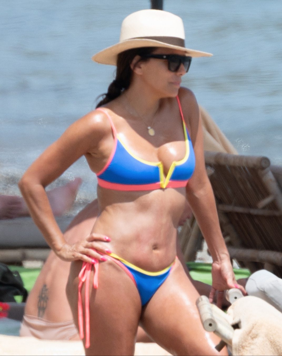 eva-longoria-sexy-bikini-gorgeous-body-booty-spain-025.jpg