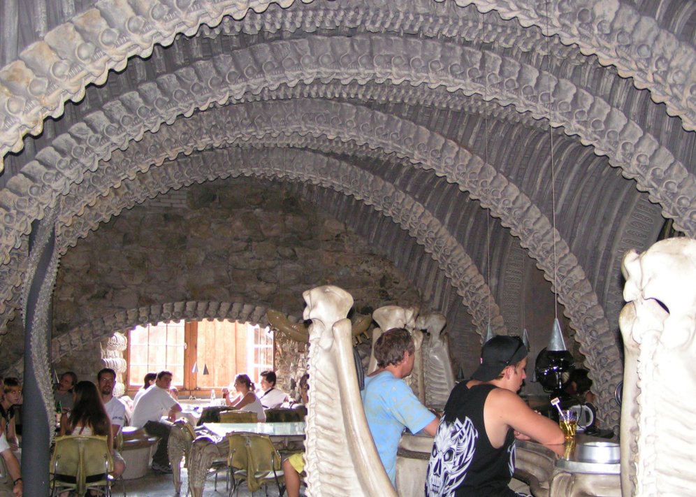 Giger_Bar_Gruyeres_Ben_W_Bell_30_5_2005.jpg