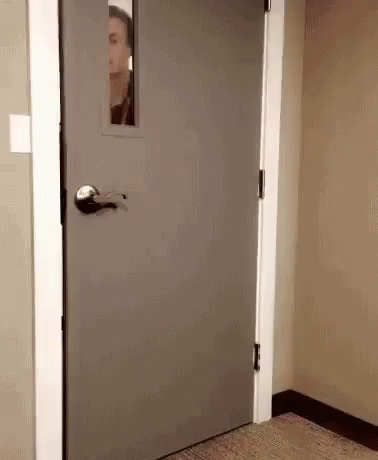 hay-alguien-ahi-puerta.gif
