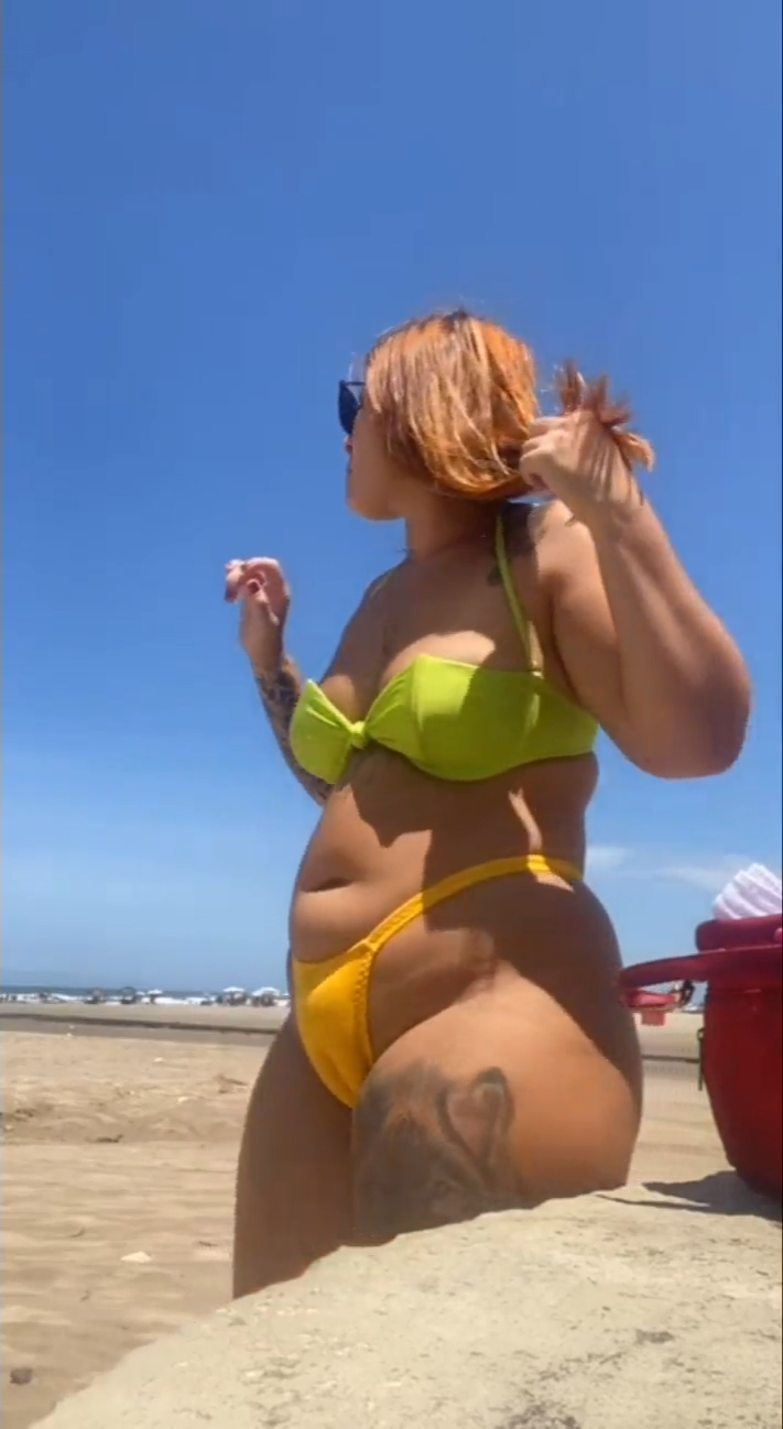 Hoy_tengo_ganas_de_chupar_muchas_pollas_en_la_playa_02-18.png