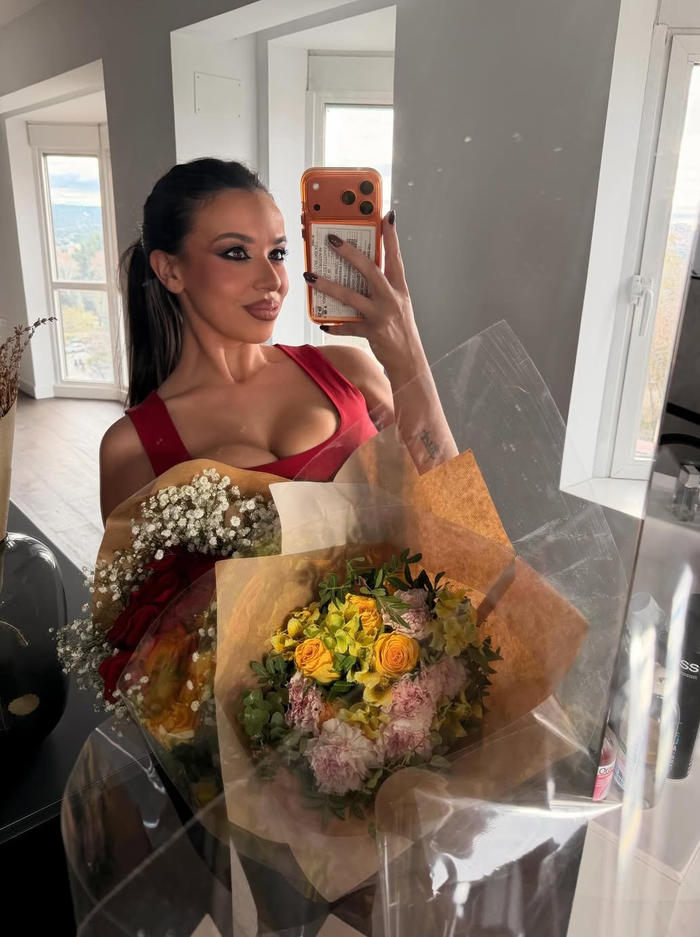 ISarah Santaolalla con un ramo de flores_3.jpg