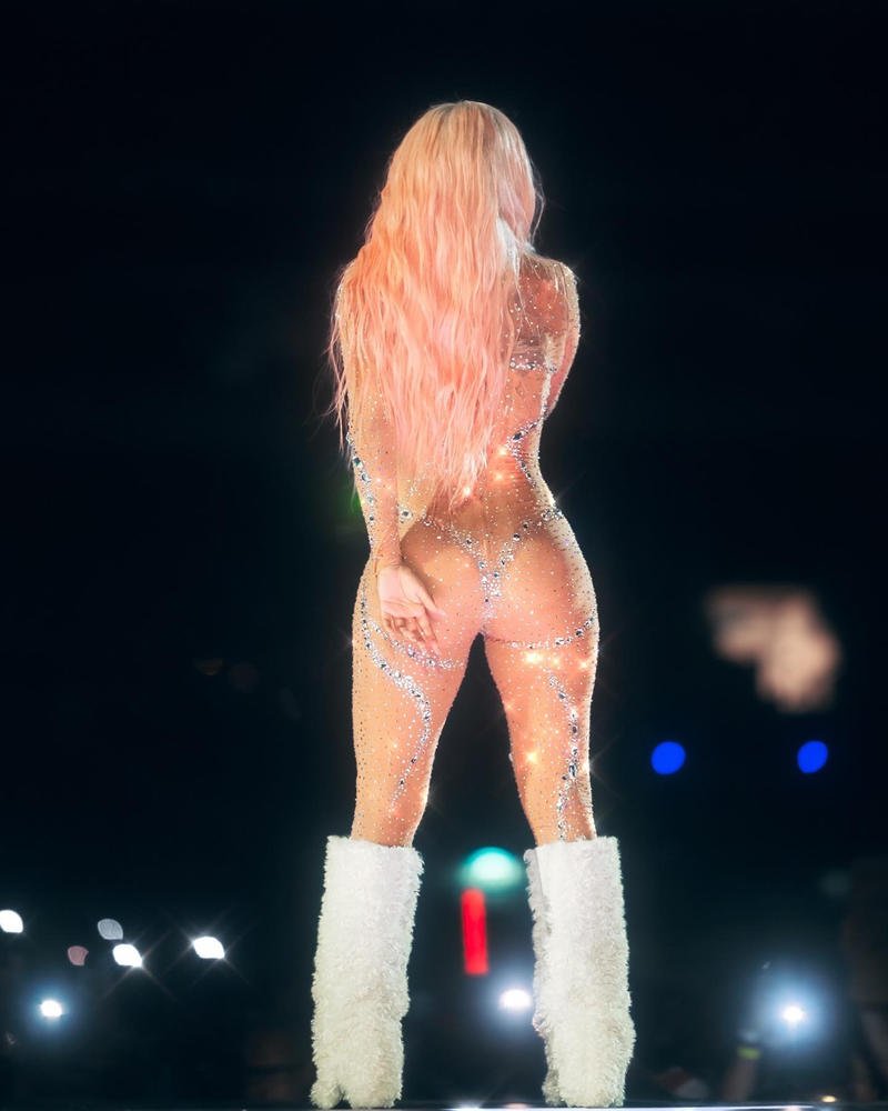 Karol G cantando semidesnuda.jpg