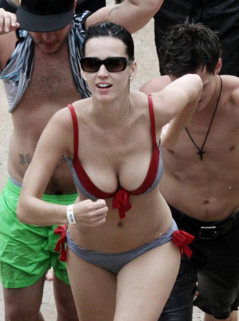 katy perry_bikini_071810_002.jpg
