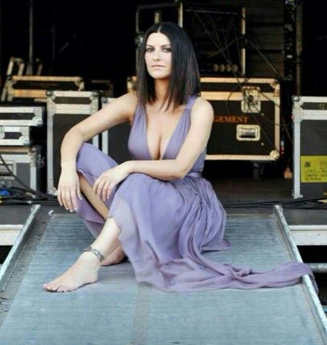 Laura-Pausini-Feet-8229565.jpg