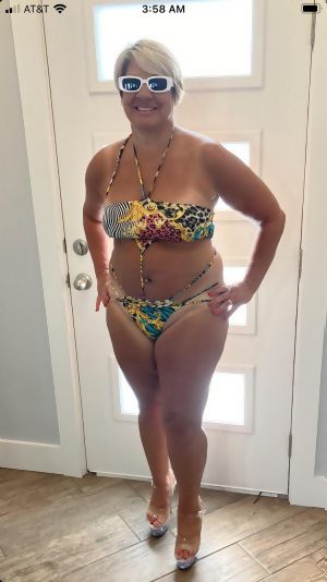 milf-strutting-into-hump-day-oOAEJK.jpg