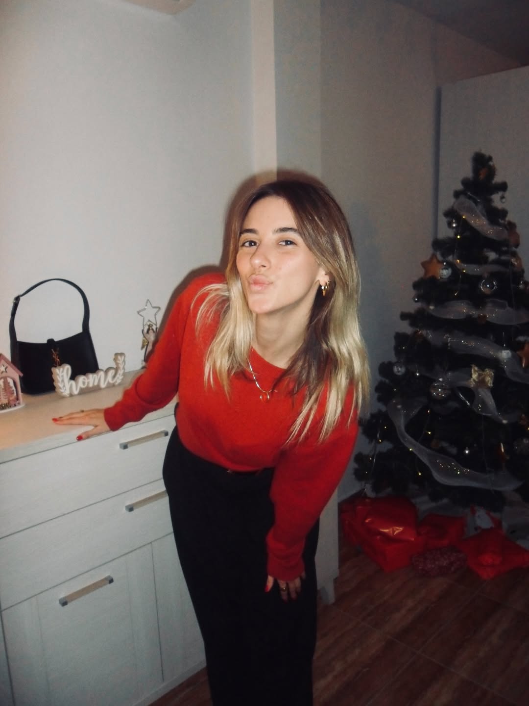 No hay nada como volver a casa 🔐✨💖 Christmas 2025-2026 🎄La última foto es de mi yo pintora de.jpg