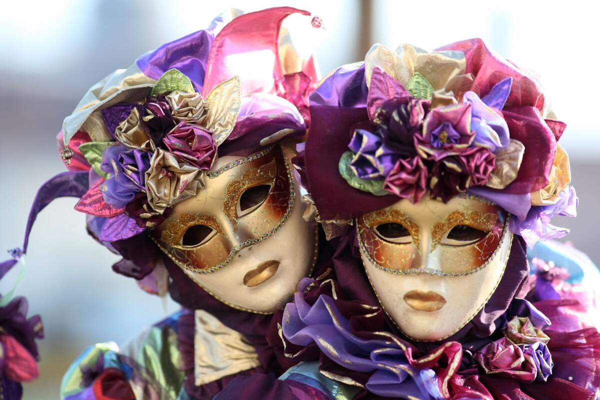 pareja-disfrazada-con-mascaras-.jpg