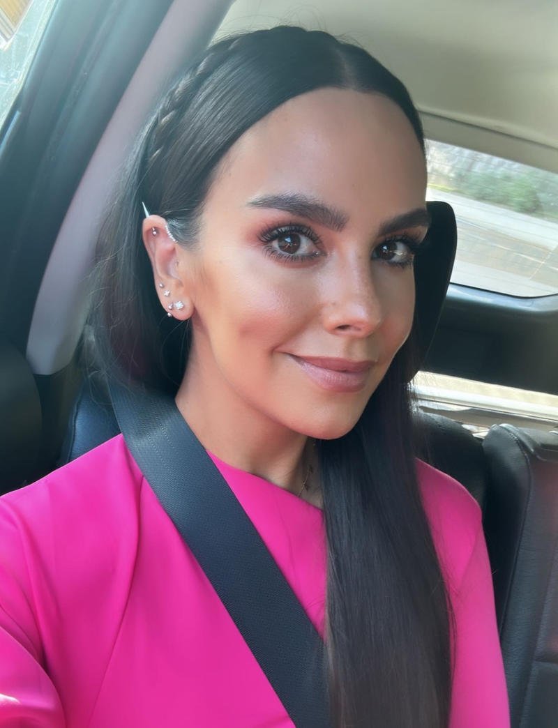 Pedroche muy guapa en el coche.jpg