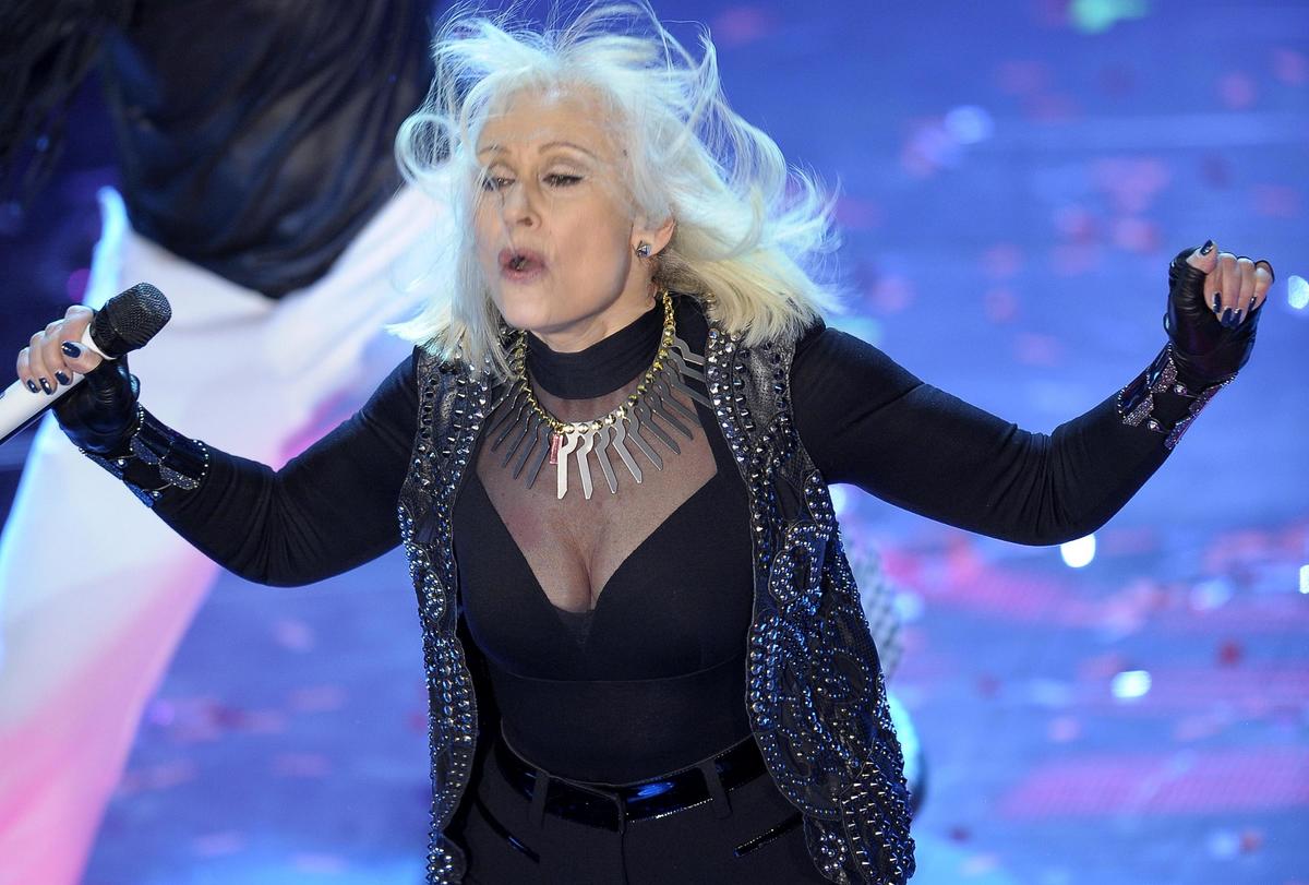 raffaella-carra-actua-durante-la___rJbxgkqNx_1200x0.jpg