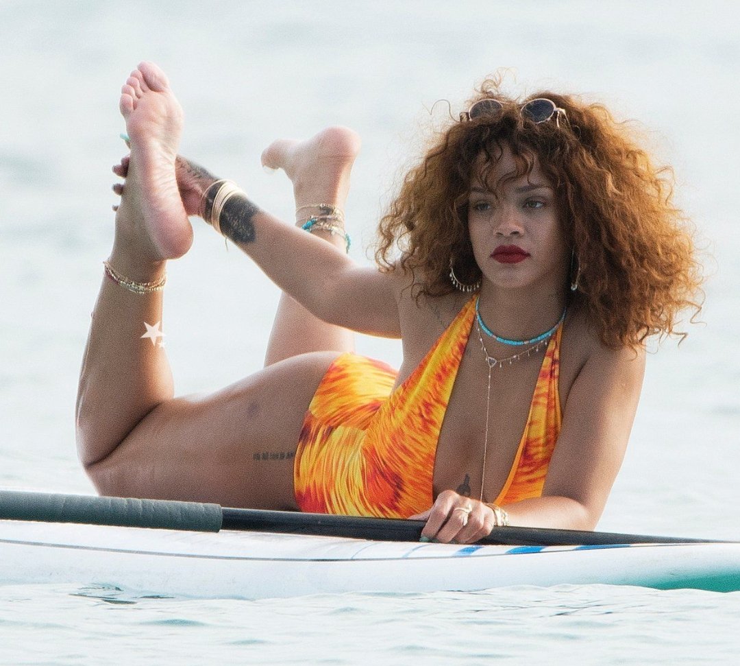 rihanna feet 1.jpg
