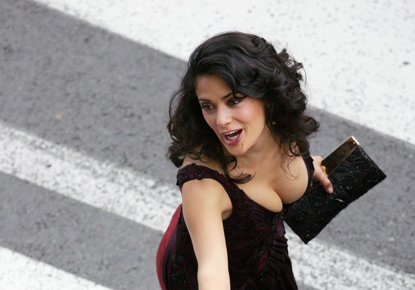 salma_hayek_massive_downblouse_cleavage_Lg392SP.jpg