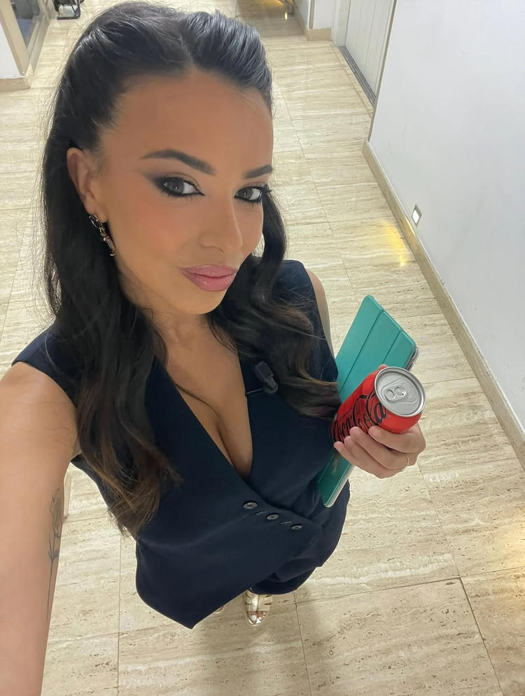 Sarah Santaolalla con escote sugerente y una lata de CocaCola en la mano .jpg