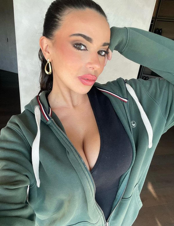 Sarah Santaolalla con sudadera verde posando sexy 2.jpg