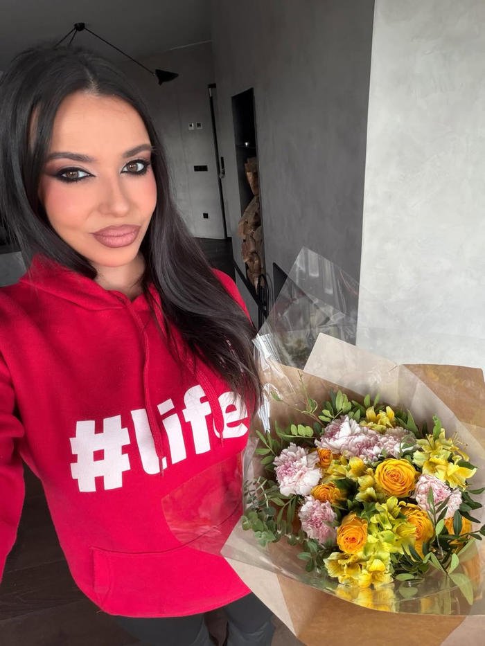 Sarah Santaolalla con un ramo de flores_1.jpg