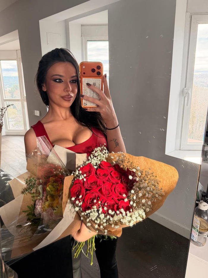 Sarah Santaolalla con un ramo de flores_4.jpg