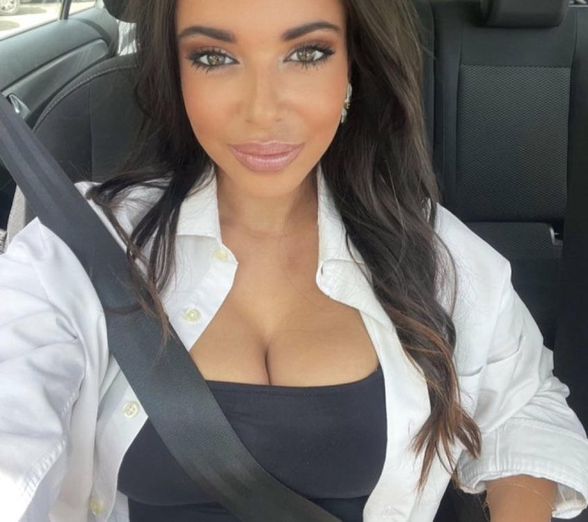 Sarah Santaolalla en el coche.jpg